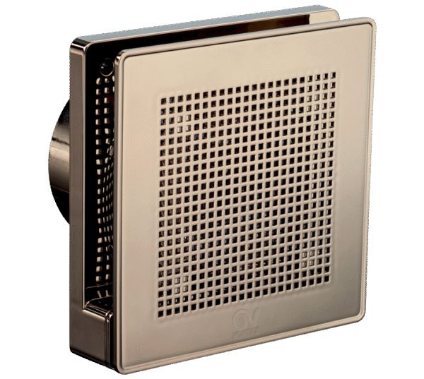 "Vortice Punto EVO GOLD mini aksiyel fan, dekoratif renkli ön kapaklı, duvara monte edilmiş hâliyle önden görünüm."