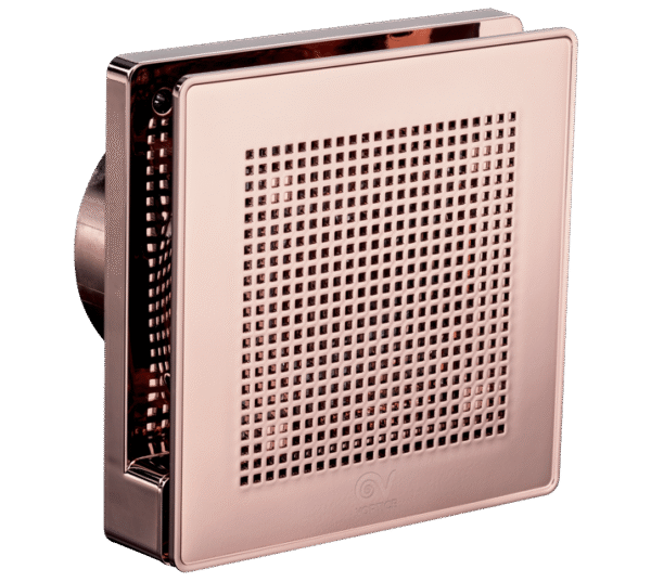 "Vortice Punto EVO GOLD mini aksiyel fan, dekoratif renkli ön kapaklı, duvara monte edilmiş hâliyle önden görünüm."